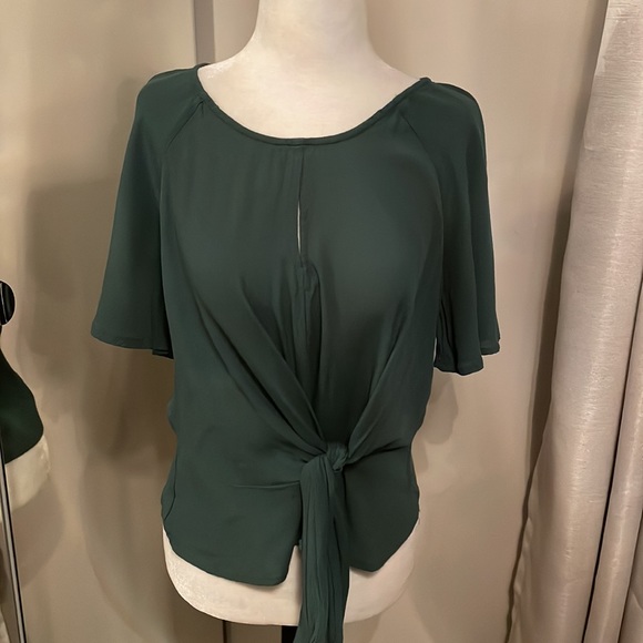 ☘️Tie Front Top - Picture 2 of 9